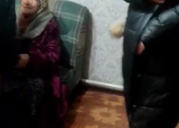 16 жаштагы кыздын зордукталышы. Шектүүнүн үй-бүлөсү айылдан көчүп кетип жаткандагы видео жарыяланды