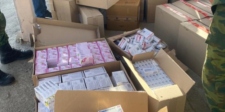 Кыргызстанга аткезчилик жол менен дары-дармектерди жана уюлдук телефондорду ташып келе жаткан жаран кармалды