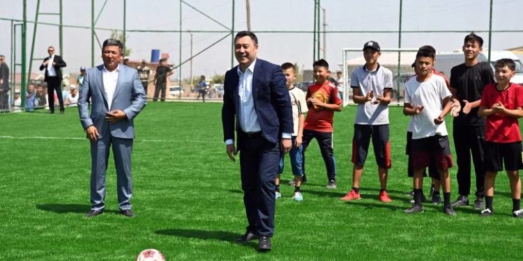 Бүгүн Садыр Жапаров журналисттерге, жеке ишкерлерге, маданият кызматкерлерине каршы футбол ойнойт