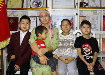 “Биз үчүн ар бир кармаган буюму баалуу”. Жубайы Элмирбек Иманалиевдин музейге айланган бөлмөсүн көрсөттү