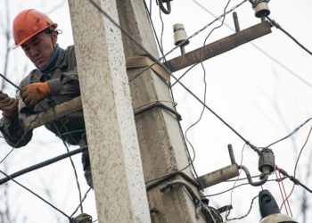 Баткенде электр чубалгыларын оңдоп-түзөө иштери башталды. Электриктерди милиция кызматкерлери кайтарууда