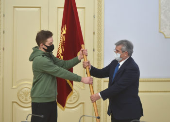 Пекиндеги Олимпиада оюндарына катышуучу жалгыз спортчуга өлкөнүн туусу тапшырылды