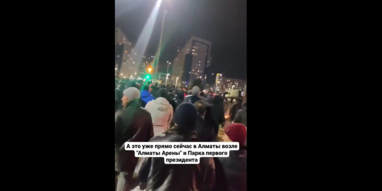 Казакстандагы митингдер. Алматынын тургундары да көчөлөргө чыгып, мобилдик интернет өчүрүлдү