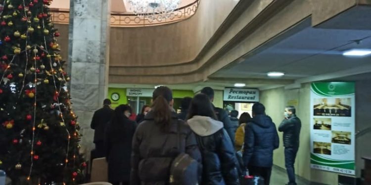 «Манас» аэропорту түнү 32 Казак жаранын тосуп алды