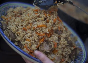 Москвада аэропортто уча албай калган казактарга кыргыз диаспорасы тамак ташып жатканы айтылды