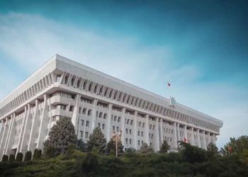 «Бизде кызык иштер болуп жатат». Кадыркуловдун элчи болуп дайындалышы Жогорку Кеңеште талаш жаратты