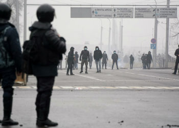 Алматыда каза тапкан Кыргыз жаранына жаракат алган карыяга жардам берип жаткан учурда ок тийген