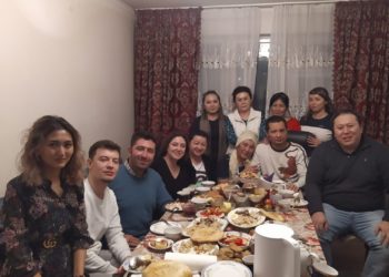 Апасы уулун бекем кучактап! Казакстандан Кыргызстанга кайтарылган музыкантты үйүнөн кимдер тосуп алды?