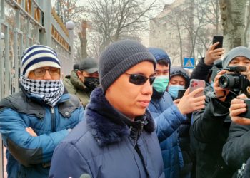 Депутат Дастан Бекешев журналисттин кармалышына байланыштуу Башкы прокуратурага кайрылды