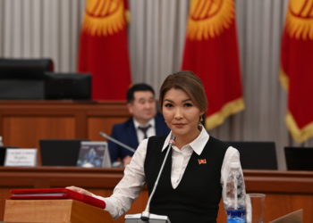 Орозайым Нарматованын ордуна депутат болуп келген Айгүл Айдарова ант берди