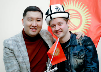 “Голос” долбоорунун жеңүүчүсү Александр Волкодав Кыргызстанга келип, аны аэропорттон тосуп алышты