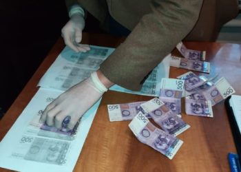 Сокулук райондук Соцфонддун кызматкери пара алып жаткан жеринен кармалды