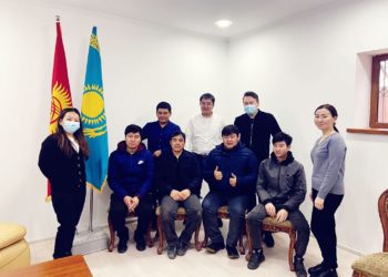 Алматыда кармалган 4 Кыргыз жараны үй-бүлөлөрүнө кайтып келишти