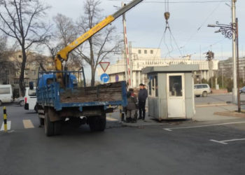 Бишкек мэриясынын алдындагы шлагбаум тосмосу жана күркө алынды