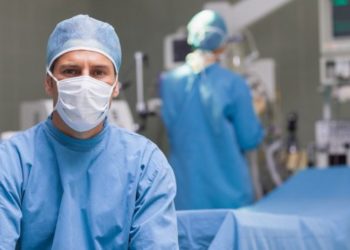 Жалал-Абадда эркек акушер-гинекологдун иштен кетишин талап кылышууда