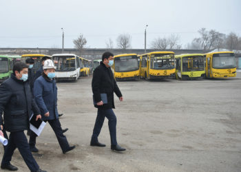 Акылбек Жапаров жаңы жүргүнчүлөр автобусу менен таанышып, автобустардын «көрүстөнүнө» да барды