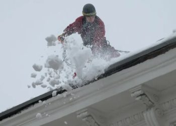 Санкт-Петербургда 17 жаштагы Кыргыз жараны кар күрөп жатып, чатырдан кулап түштү (видео)