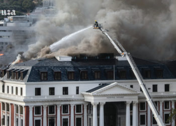 Түштүк Африка Республикасында үч күндөн бери парламенттен чыккан өрттү өчүрө албай жатышат