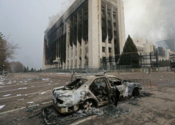 Казакстандагы митингдер. Алматыда октон каза тапкан жубайлардын сөөгүнүн калдыктарын баштыкка салып келишкен
