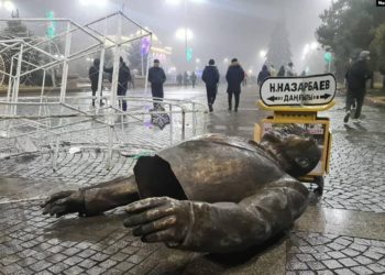 Казакстандагы митингдер. Назарбаевдин эстелиги кулатылып, ал экиге бөлүнүп калды