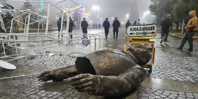 Казакстандагы митингдер. Назарбаевдин эстелиги кулатылып, ал экиге бөлүнүп калды