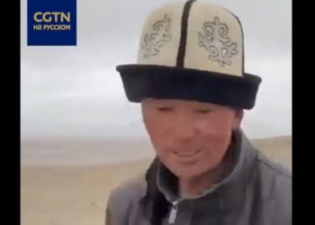 Туристтерге жардам берип, акча алуудан баш тарткан кытайлык кыргыздын видеосу тарады