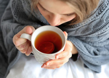 Омикрондун алгачкы белгилеринде эмне кылуу керек? Дарыгердин кеңеши