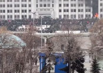 Казакстандагы митингдер. Алматыдагы акимчилик кайрадан митингчилердин карамагына өттү