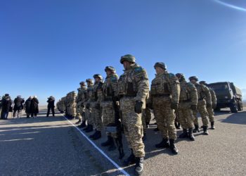 Кыргыз аскерлери Казакстандан кайтып келишип, аларды Ташиев өзү тосуп алды