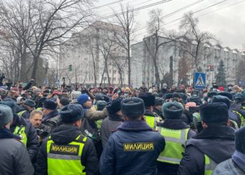 Темиров менен Назаровдун кармалышы. Митинг өтүп жаткан ИИМдин имаратына жанына кошумча күчтөр тартылууда