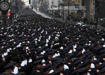 Нью-Йоркто кызмат учурунда каза болгон полиция кызматкерин акыркы сапарга узатууга миңдеген кесиптеши келди