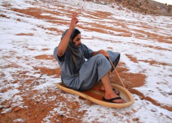 Сауд Арабияда кар жаап, аны көрүүгө коңшу Катардан бери сапар менен келишүүдө