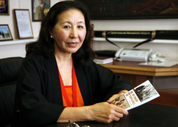 Майрам Акаева Кыргызстанга келди. Анын апасы 104 жашында дүйнө салды