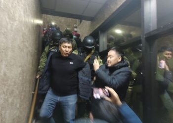 Милиция кызматкерлери Temirov LIVE  кеңсесин тинтип, иликтөөчү журналист Болот Темировду кармап кетишти
