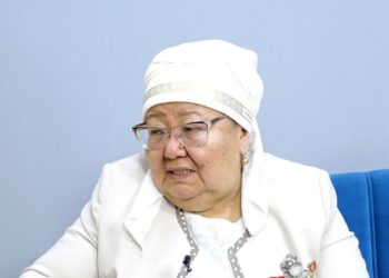 Гүлзат Мамытбектин апасы: «Күйөө баламдын балдардан баш тартпай, аларды карап жатканына ыраазы болом»