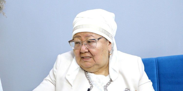 Гүлзат Мамытбектин апасы: «Күйөө баламдын балдардан баш тартпай, аларды карап жатканына ыраазы болом»