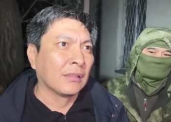 «Сөз эркиндигине кысым». Болот Темиров өзүнүн кармоосу боюнча журналистке жооп берди (видео)