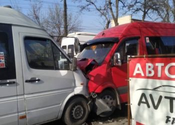 Бишкекте эки маршруттук такси сүзүшүп, жол кырсыгынан жабыркагандар бар