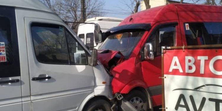 Бишкекте эки маршруттук такси сүзүшүп, жол кырсыгынан жабыркагандар бар