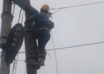 Баткенде чек арадагы чырдан улам электр энергиясыз калган айылдарга жарык берилди