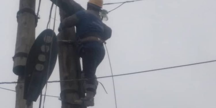 Баткенде чек арадагы чырдан улам электр энергиясыз калган айылдарга жарык берилди