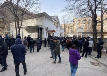 «Кактус медиа» сайтынын кеңсесинин алдында митинг өттү