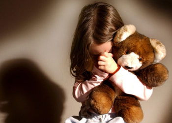 «Эч кимге айтпашың керек». Чүйдө 11 жаштагы кыз тууганы тарабынан сексуалдык аракеттерге туш болгонун айтып чыкты