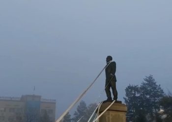 Казакстандагы митингдер. Назарбаевдин эстелигин аягында «асып» коюшкан