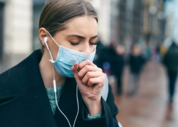 Бишкектеги «Тез жардамдын» бөлүм башчысы: «Омикрондун белгилери — жөтөл, тамак оору, кырылдаган үн, температура»