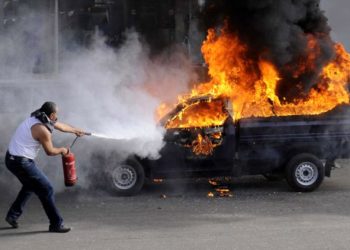 Куткаруучулар эскертет: «Өрттөнүп жаткан унаадан 90 секунддан кечикпей чыгып кетиңиз»