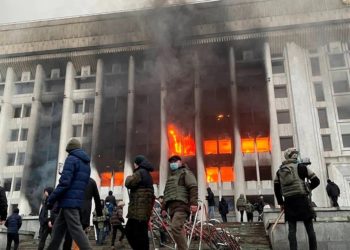 Казакстандагы митингдер. Алматылык ишкер алоолонуп күйгөн акимчиликтин имаратынан 40тай курсантты алып чыккан