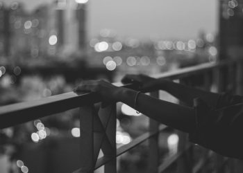 Ошто көп кабаттуу үйдөн кулаган студент кыз каза болду