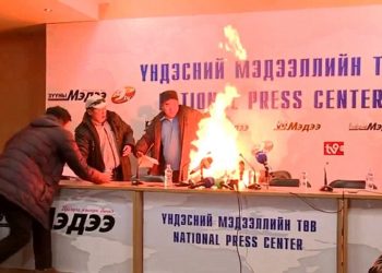 Монголиянын министри убадасын аткара албай калганы үчүн өзүнө өрт койгонбу? (видео)