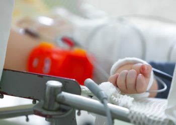 Сокулукта көгала болуп сабалган 2 жашар бала ооруканага жеткирилди